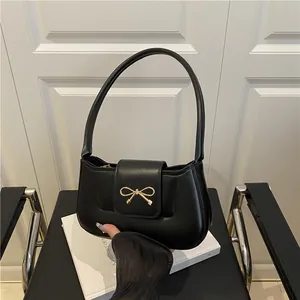 Sac Baguette Sous le Bras en Cuir PU pour Femmes Avec Boucle en Métal Nœud Doré Couleur Unie Sac à Épaule pour Mode Quotidienne