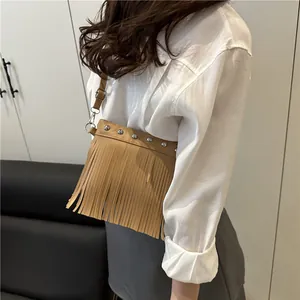 Sac bandoulière marron kaki élégant avec de longues franges et des rivets argentés
