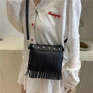 Sac à bandoulière noir avec des franges et rivets argentés pour un look chic et moderne