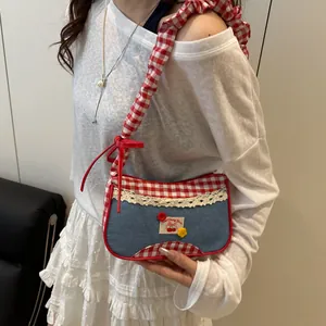 Bolso bandolera de mezclilla a cuadros rojos con ribete de encaje y bordado de cerezas