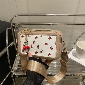 Kirschdruck Kleine Quadratische Umhängetasche Damen PU Leder Kameratasche Breiter Gurt Kirsch Anhänger Mode Schultertasche