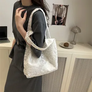 Elegante witte kant draagtas met 3D bloemenborduurwerk en dubbele riemen getoond op model