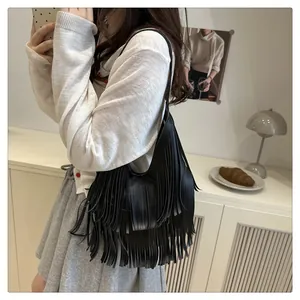 Detailansicht der schwarzen PU-Leder Schultertasche mit modischen langen Fransenverzierung