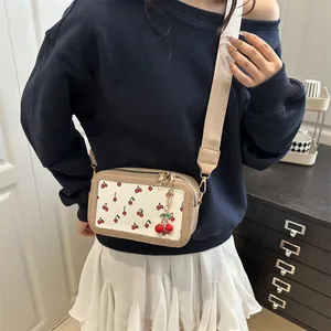 Schicke beige quadratische Umhängetasche mit Kirschprint und verstellbarem Textilgurt