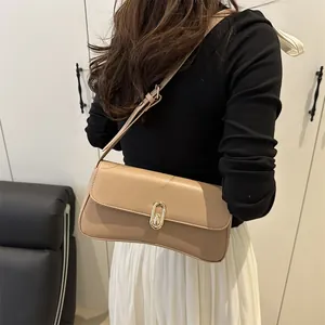 Sac à bandoulière rétro français camel avec base incurvée et fermoir en métal doré