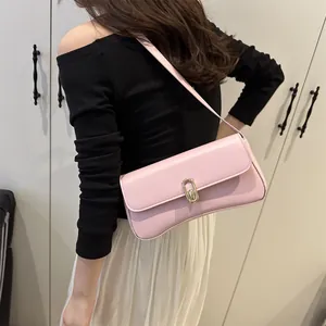Sac baguette minimaliste en cuir rose clair avec fermoir rotatif doré pour femmes