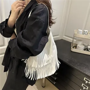 Chique witte franje shopper met lange kwastjes en brede schouderband voor de zomer