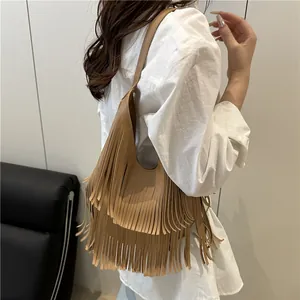 Bohemian camel schoudertas voor dames met lange franjes en een stijlvolle uitstraling