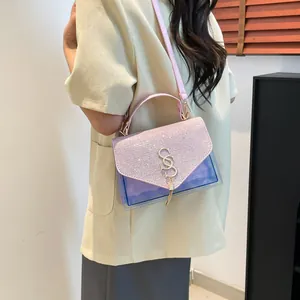 Sac bandoulière transparent à rabat rose pailleté et design dégradé violet chic
