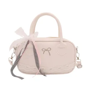 Sac bowling blanc crème avec bordure en dentelle, nœud en métal et rubans décoratifs