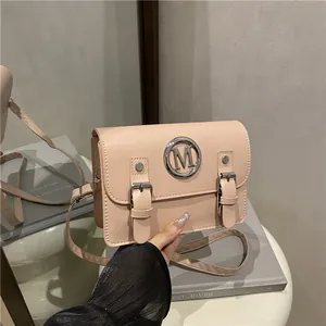 Sac bandoulière en cuir rose avec logo M en métal et lanières à boucles pour femmes