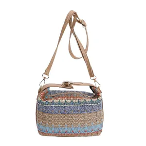 Sac seau tressé style ethnique avec motif de vagues bleues et lanières en cuir d'été