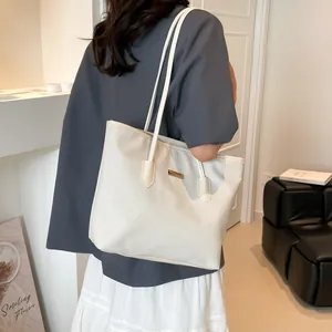 Borsa tote bianco crema di grande capacità con trama intrecciata e placca in metallo dorato