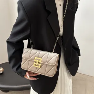 Gesteppte Champagner-Samttasche mit goldener Kette und geometrischer Schnalle