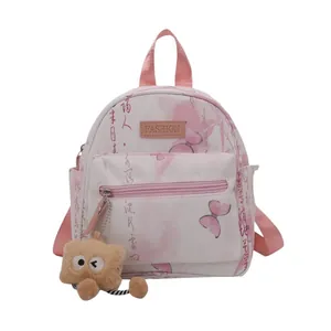 Rosa-weißer Schmetterlingsrucksack mit Kalligrafie und Plüsch-Anhänger für Damen