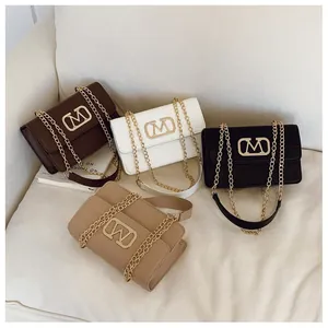 Detalle de cuatro bolsos bandolera con efecto cocodrilo y hebillas M doradas en varios colores