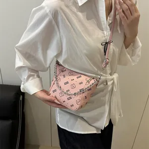 Sac seau rose imprimé ours avec chaîne argentée pour femme style décontracté