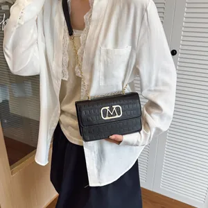 Bolso bandolera de moda negro con relieve de cocodrilo y hebilla metálica dorada en M
