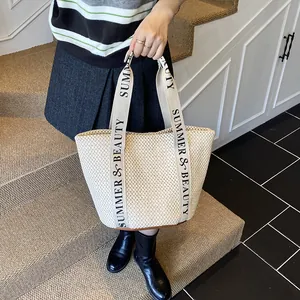 Borsa tote intrecciata a mano con manici SUMMER & BEAUTY e base in pelle per la spiaggia