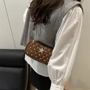 Sac sous les aisselles en cuir verni marron avec étoile en diamant et clous
