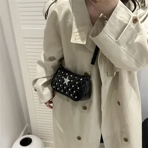 Sac sous le bras croissant noir chic avec étoiles en strass argentés et style punk Y2K