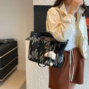 Bolso tote de lona negra con bordado de olas coloridas y colgante de nube de felpa