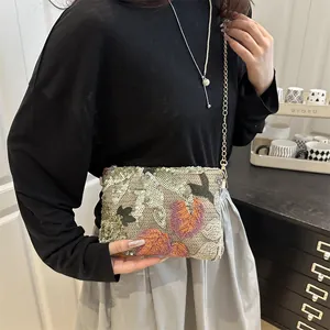 Sac bandoulière style chinois avec broderie de feuilles d'érable et chaîne dorée