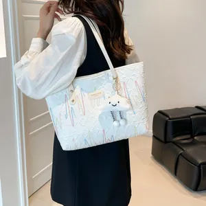 Bolso tote grande de PU blanco con bordado de ondas coloridas y colgante de felpa