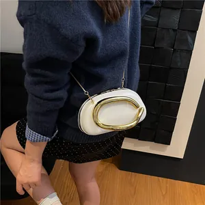 Sac bandoulière blanc avec grande poignée anneau C dorée et bandoulière chaîne