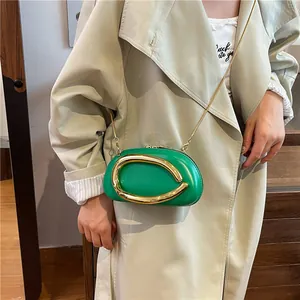 Sac oreiller minimaliste vert émeraude avec anneau doré et bandoulière en chaîne