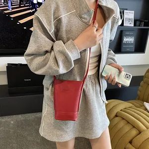 Sac seau rouge chic en cuir à motif litchi pour un style d'été décontracté
