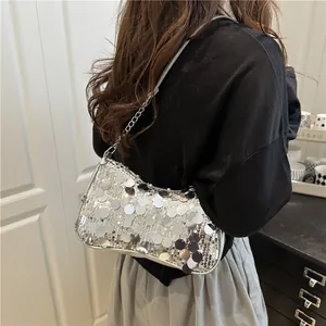 Bolso de media luna con lentejuelas plateadas y cadena para mujer elegante
