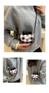 Détail du mini sac bandoulière à carreaux avec un grand nœud et motif chien cartoon
