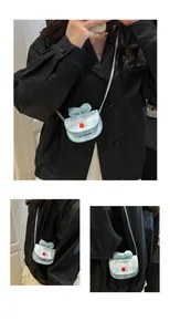 Détail du mini sac à carreaux bleu clair avec nœud en cuir et motif chien mignon