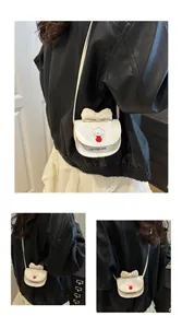 Détail du joli sac bandoulière crème à nœud avec motif chien de dessin animé
