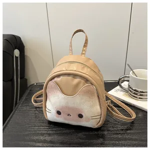Détail du mini sac à dos chat avec oreilles 3D et imprimé visage en velours doux