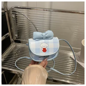 Détail du sac bandoulière à carreaux bleus avec nœud 3D et imprimé chien mignon