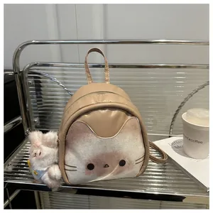 Détail du mini sac à dos chat marron kaki avec un pendentif lapin en peluche doux