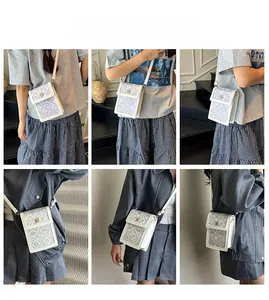 Détail du mini sac seau pour téléphone avec texture tissée ethnique et logo doré