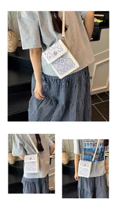 Détail d'un mini sac seau bandoulière avec motifs géométriques violets et fermoir fleur