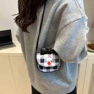 Sac bandoulière à carreaux noir et blanc avec chien dessin animé et nœud mignon