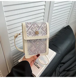 Vue détaillée du sac seau avec broderie florale violette et fermoir à fleurs dorées