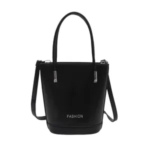 Sac seau contrasté à la mode en similicuir noir avec texte blanc et bandoulière