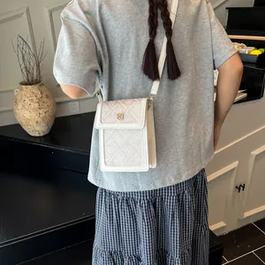 Petit sac seau en jacquard blanc avec fermoir fleur dorée pour femme à l'épaule