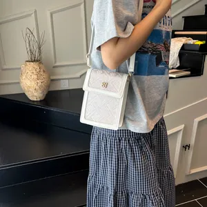 Sac seau blanc moderne avec motif floral jacquard lilas et fermoir trèfle doré élégant