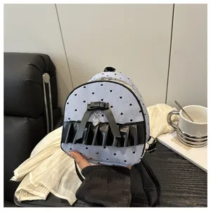 Vue détaillée du mini sac à nœud avec rayures bleues et motifs de cœurs