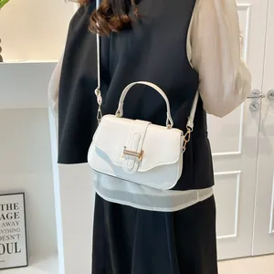 Borsa a tracolla bianca testurizzata da donna con dettagli dorati per l'autunno 2025