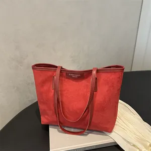 Grande borsa tote rossa in pelle scamosciata con spalline in pelle ed etichetta vintage