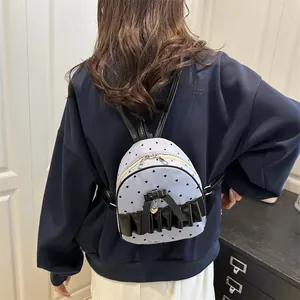 Mini sac à dos en toile rayée bleu clair avec nœuds noirs et pendentif en forme de cœur