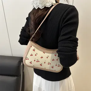 Borsa sottobraccio alla moda da donna con stampa a ciliegie e tracolla a catena
